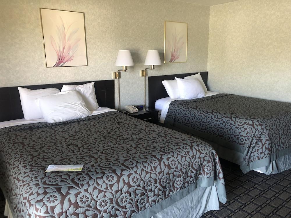 Days Inn By Wyndham St Clairsville St. Clairsville Екстериор снимка
